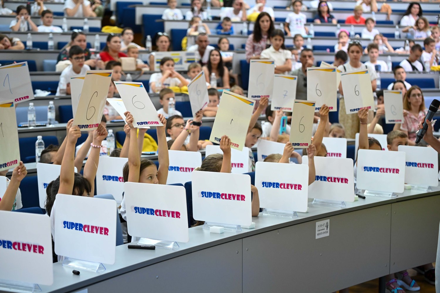 Djeca dižu pločice s odgovorima na Međunarodnoj SuperClever olimpijadi