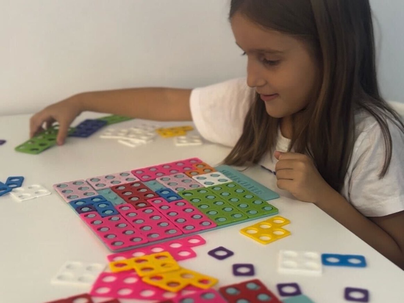 Djevojčica na radionici Mali znalac slaže brojeve sa SuperClever Juniors setom
