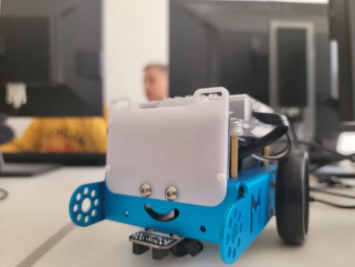 mBot robot na stolu u učionici